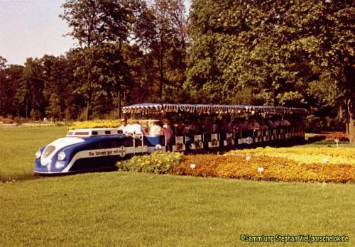 Dunkelblauer Zug auf Schlosswiese (1) (1) (1)