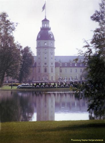 Dunkelblauer Zug gegen Schloss (1)