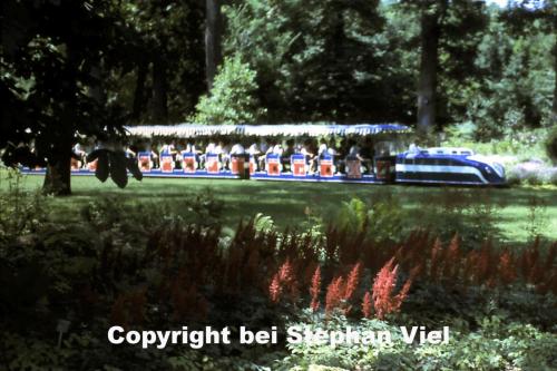 Dunkelblauer Zug mit Pumpenwerbung 1967 (1)