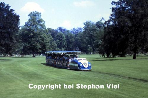 Dunkelblauer Zug mit Pumpenwerbung auf der Schloßwiese (1)