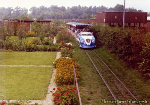 Dunkelblauer Zug neben Depot (1) (1)