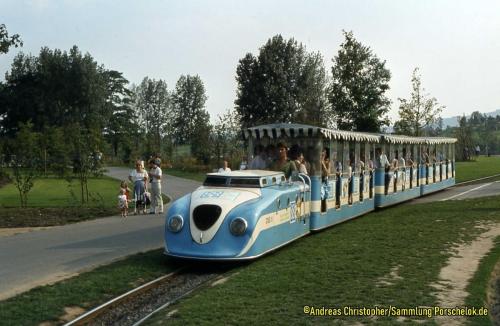 Foto BN 1979-09-01 BuGa blau 3teSerie -Zug 5- -COOP- 2 (1)