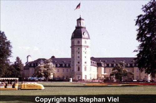 Gelber Zug mit Suchard Werbung vor dem Schloß (1) (1)
