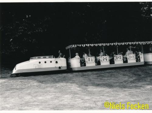Parkbahn Hamburg nach Ausfahrt aus Bf Botanischer Garten  Sommer 1977 Foto N Focken (2)