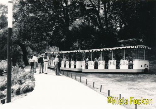 Parkbahn Hamburg nach Ausfahrt aus Bf Botanischer Garten  Sommer 1977 Foto N Focken (3)