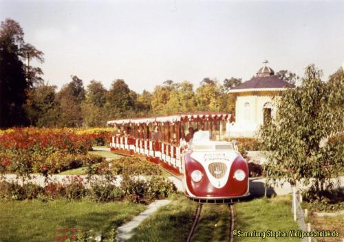 Roter Zug am Teehäuschen (1) (1)