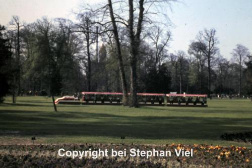 Roter Zug auf der Schloßwiese (1) (1)