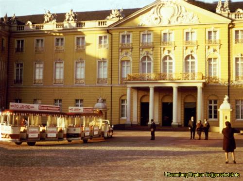 Schienenloser vor dem Schloss (1)